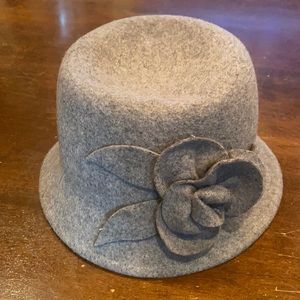 Gray wool hat with flower bucket style charter club